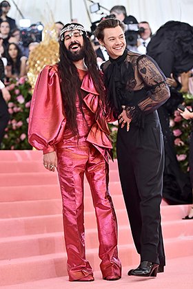 Дизайнер Gucci Алессандро Микеле с певцом Гарри Стайлсом на Met Gala в 2019 году