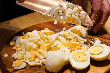 Шеф-повар подсказал правильный способ варки яиц для новогодних салатов