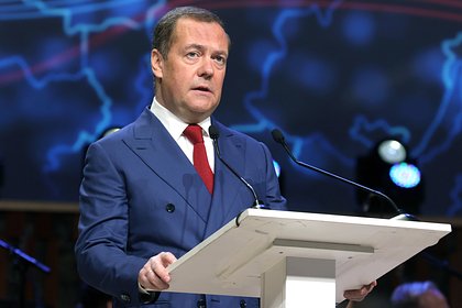 Медведев заявил об отсутствии героев в «свихнувшейся Европе»
