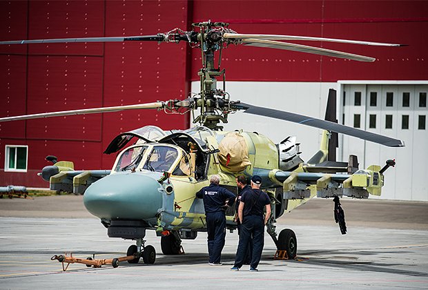 Ка-52 на площадке возле летно-испытательной станции на заводе «Арсеньевской авиационной компании "Прогресс" имени Н. И. Сазыкина»