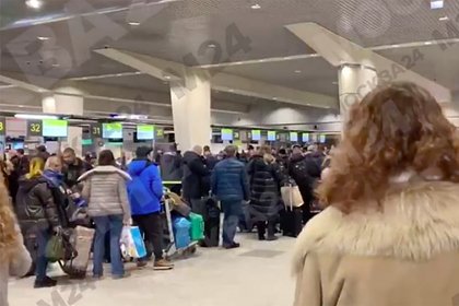 Гигантская очередь на регистрацию в аэропорту Москвы попала на видео