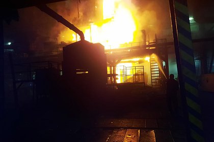 Масштабный пожар на российском заводе шин сняли на видео