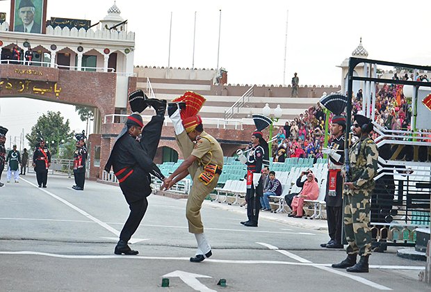 Официальная церемония закрытия индо-пакистанской границы происходит в 17:00 по местному времени