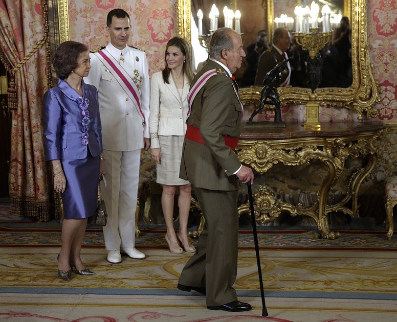 Король Хуан Карлос (справа), его жена и дети. 2014 год