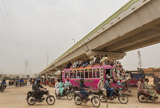 Пакистанцы украшают автобусы фигурками, коврами, лентами, росписью, резьбой по дереву и жестяными узорами