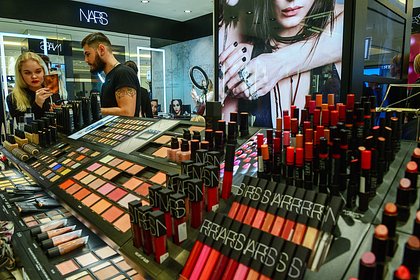Минпромторг оценил вероятность запрета на ввоз в Россию парфюмерии и косметики