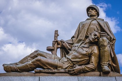 Россиянин вручил польскому послу коллаж со снесенными советскими памятниками