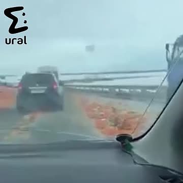 Последствия ДТП с груженной мандаринами фурой на трассе в России попали на видео