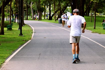 Мужчина начал бегать в 60 лет и за один день пробежал 100 километров
