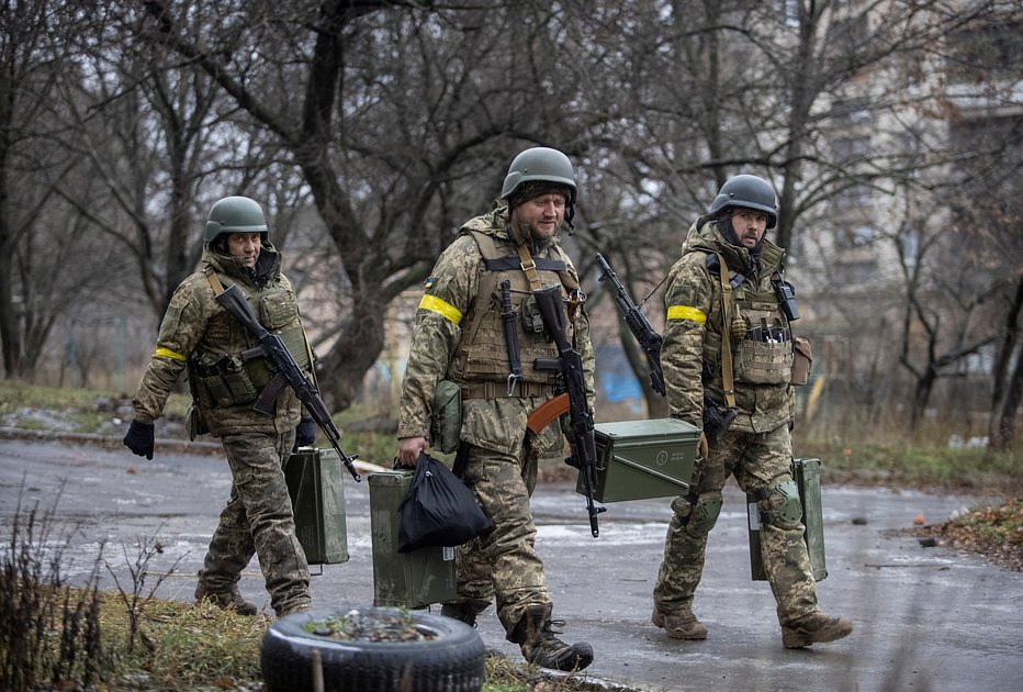 Украинские военнослужащие несут оружие, окрестности Артемовска, 9 декабря 2022 года