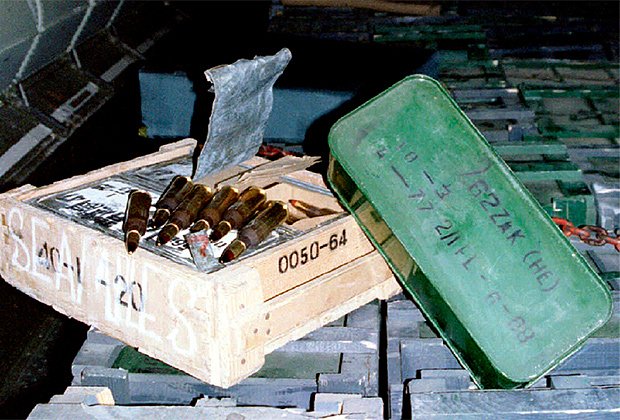 Ящики с боеприпасами в грузовом отсеке российского самолета Ил-76 на аэродроме в Кандагаре (Афганистан). 12 августа 1995 года