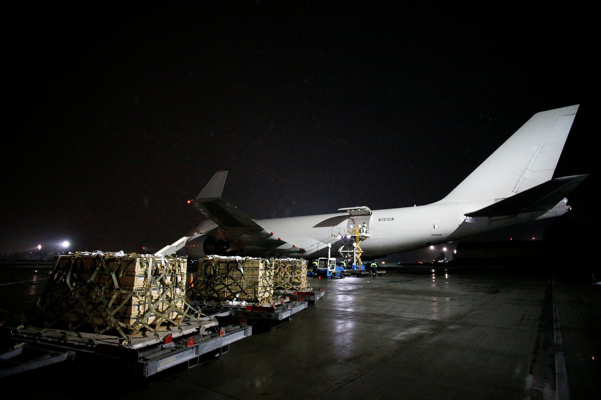 Военная помощь, доставленная из США, выгружается из самолета в международном аэропорту Борисполь под Киевом