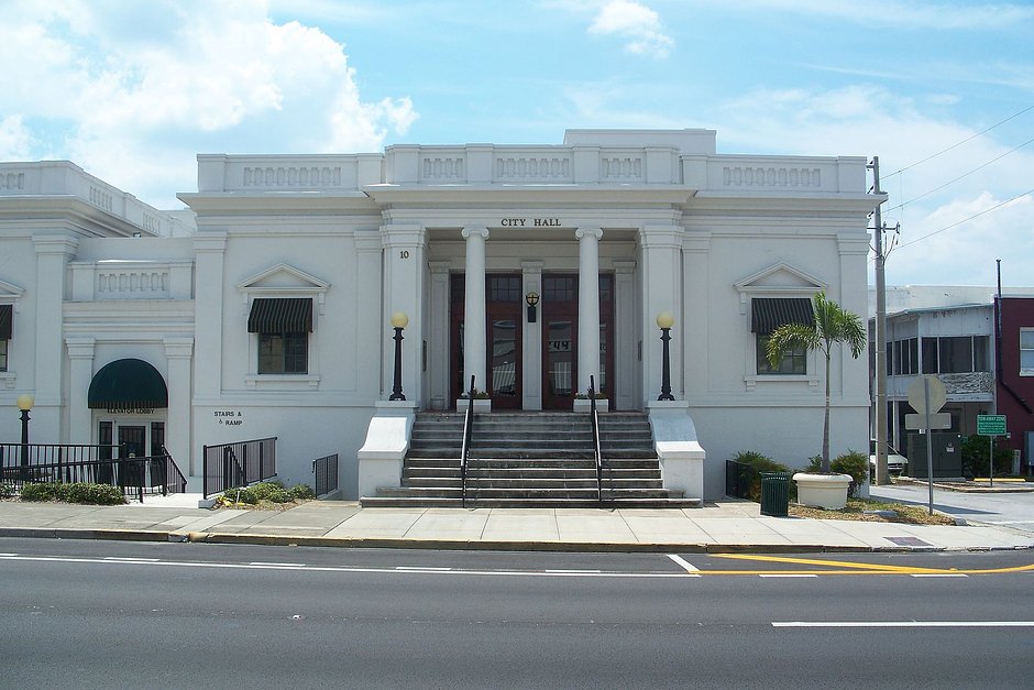Здание городской администрации города Юстиса, штат Флорида