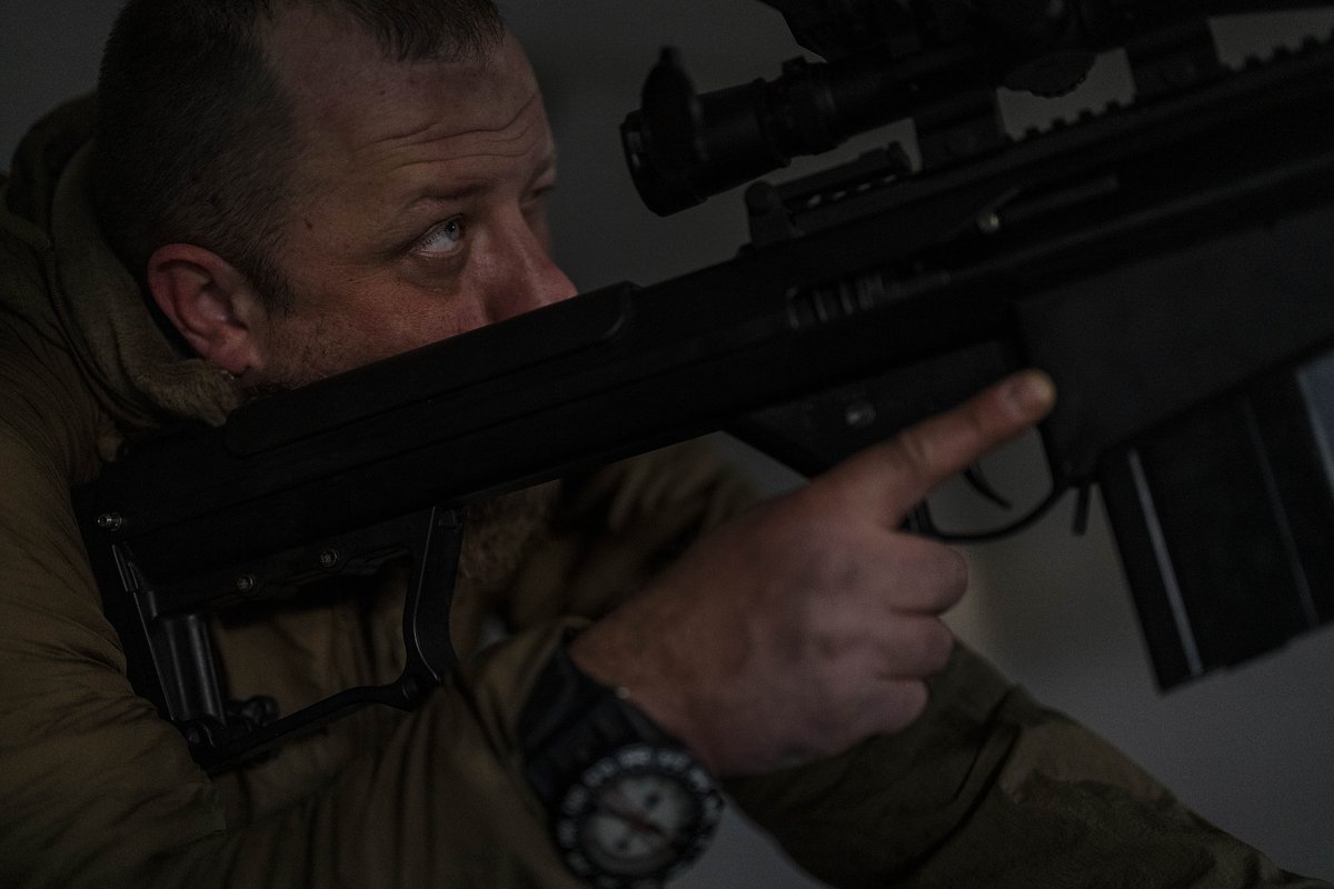 Снайпер и командир подразделения Вооруженных сил Украины в Херсонской области, 19 ноября 2022 года