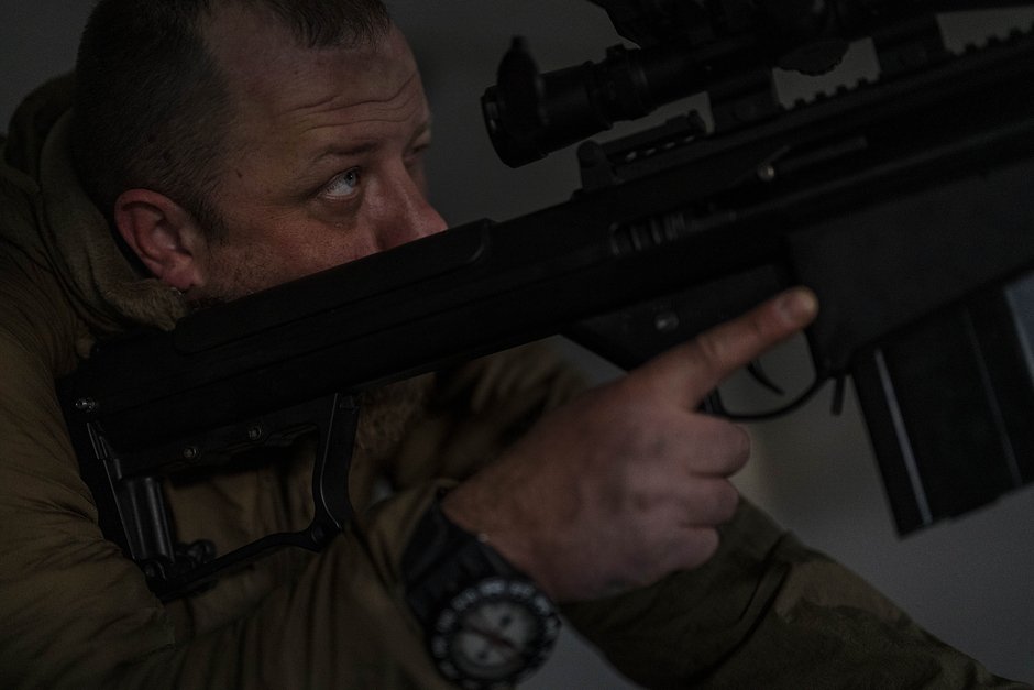 Снайпер и командир подразделения Вооруженных сил Украины в Херсонской области, 19 ноября 2022 года