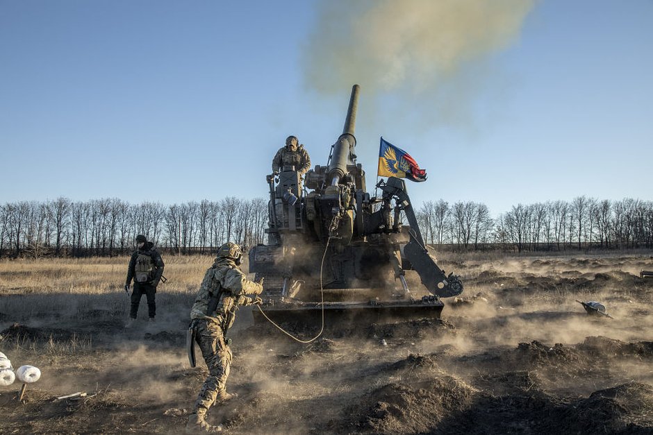 Военнослужащие Вооруженных сил Украины ведут артиллерийские обстрелы на передовой в Донбассе, 5 декабря 2022 года