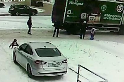 Двухлетняя девочка упала под колеса российского грузовика и попала на видео
