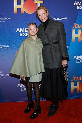 Ума посвящает в тайны моды и светской жизни и младшую дочь Луну Турман-Бюссон: мать и дочь на премьере бродвейского мюзикла Some Like It Hot, 2022 год
