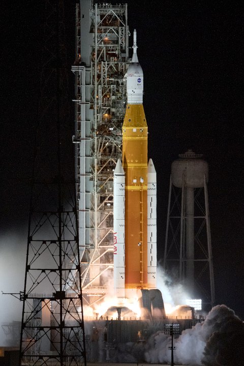 SLS с Orion на пусковой площадке 39B