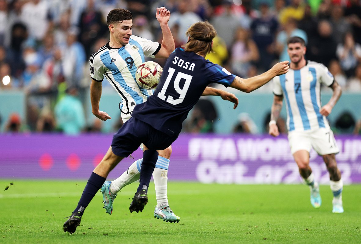 Аргентинец Хулиан Альварес и хорват Борна Соса в матче 1/2 финала чемпионата мира-2022