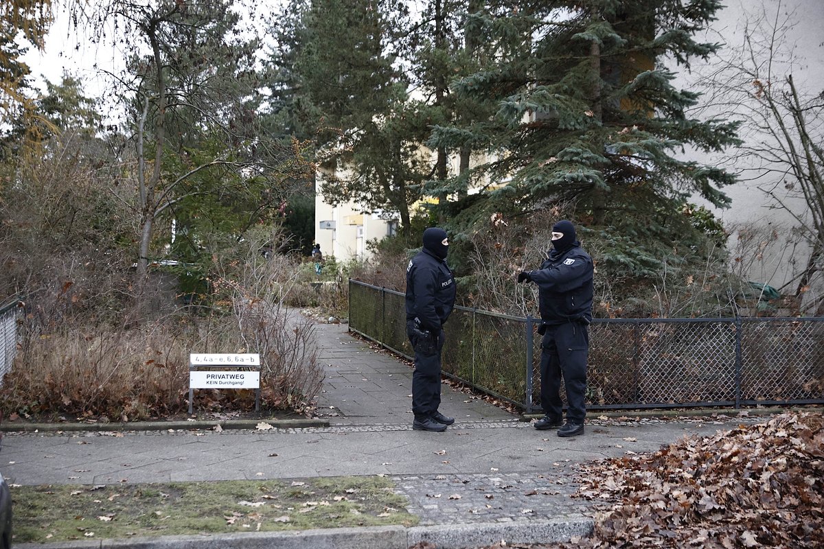 Полиция стоит у одного из берлинских домов, в котором встречались рейхсбюргеры, 7 декабря 2022 года