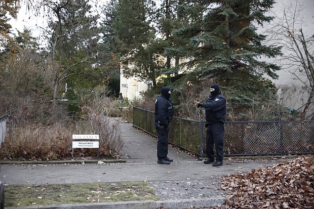 Полиция стоит у одного из берлинских домов, в котором встречались рейхсбюргеры, 7 декабря 2022 года. Фото: Carsten Koall / Getty Images