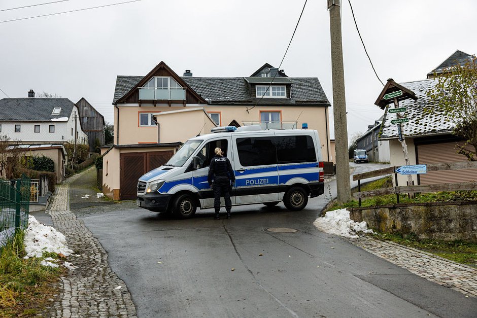 Полиция охраняет территорию охотничьего домика Вайдманншайль, 8 декабря 2022 года, неподалеку от Бад-Лобенштайна, Германия