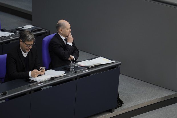 Канцлер Олаф Шольц (справа) и министр экономики и климата Роберт Хабек (слева) слушают дебаты в бундестаге в Берлине, 14 декабря 2022 года. Фото: Markus Schreiber / AP