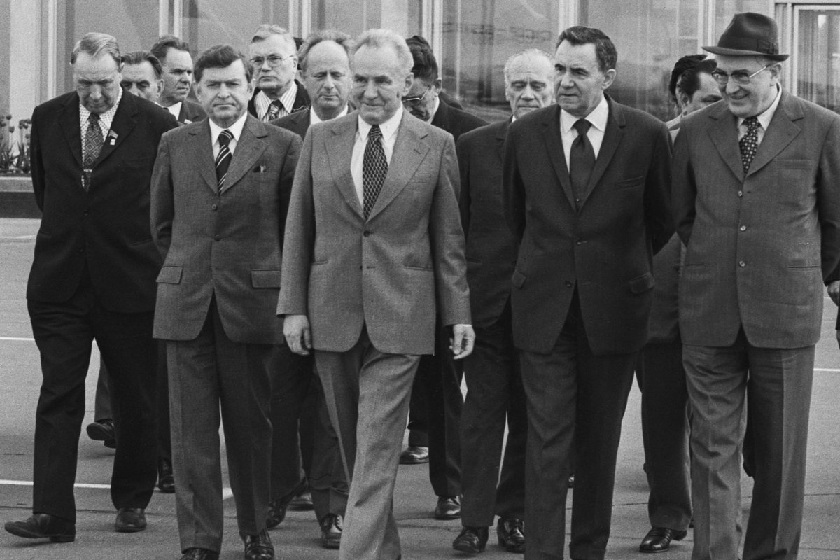 Советские высшие чиновники и Ю.В. Андропов (крайний справа)