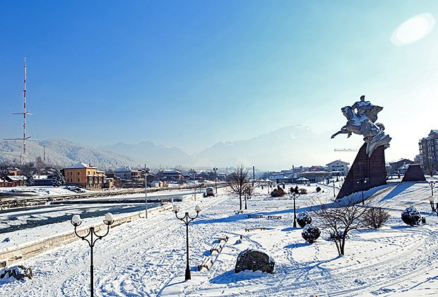 Памятник генералу Плиеву в центре Владикавказа