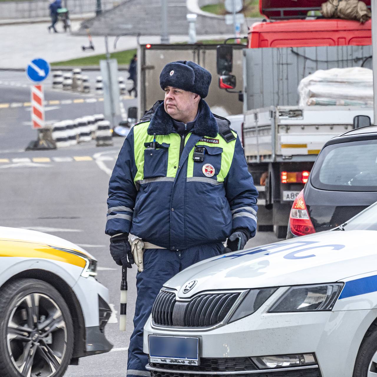 В Москве водитель BMW сбил людей на остановке и протаранил другой  автомобиль: Общество: Россия: Lenta.ru