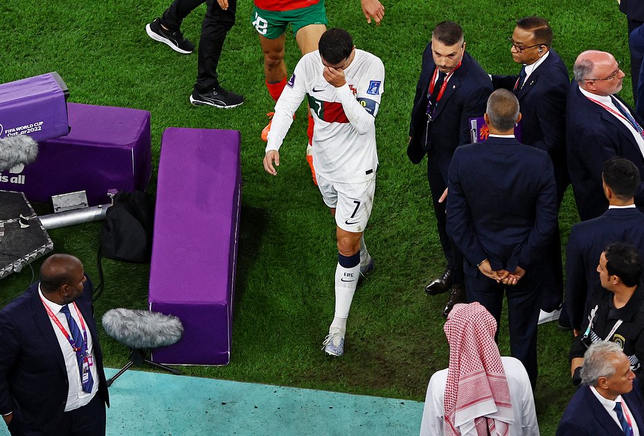 Криштиану Роналду покидает стадион. Сборная Португалии неожиданно уступила Марокко и не прошла даже в полуфинал. Мечта стать чемпионом мира не сбылась