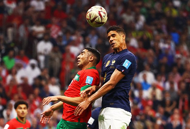 Франция — Марокко. Рафаэль Варан (справа) в который уже раз не позволяет Ашрафу Хакими добраться до мяча. Фото: Kai Pfaffenbach / Reuters