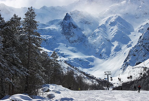 Лыжный склон горнолыжного курорта Цей. На территории курорта Цей проводится чемпионат Владикавказа по ледолазанию