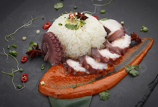 Одно из блюд креольской кухни — рис с осьминогом и соусом карри