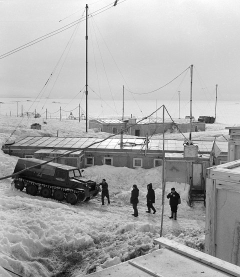 Участники советской антарктической научной экспедиции на территории станции «Мирный»