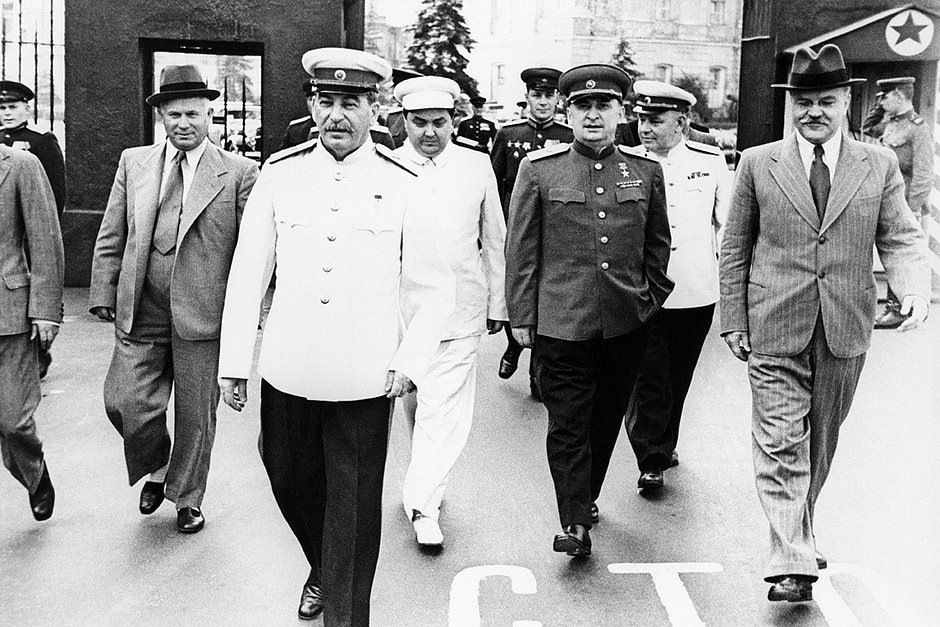 Хрущев, Сталин, Маленков, Берия и Молотов в Москве, 1945 год