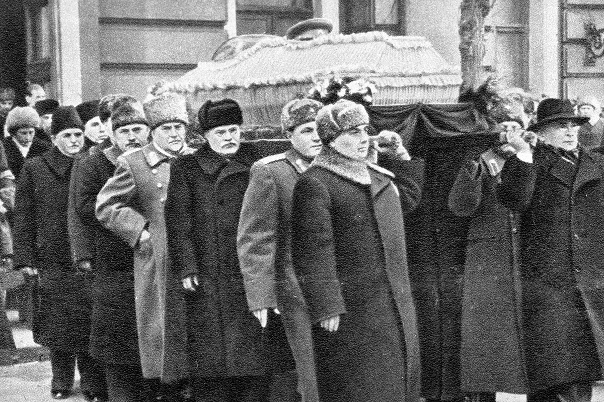 Руководители партии и правительства несут гроб с телом Сталина