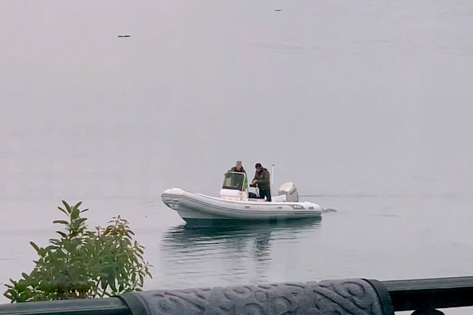 Папарацци на катере пытаются сфотографировать дом Гарри и Меган на острове Ванкувер в Канаде. Декабрь 2019 года