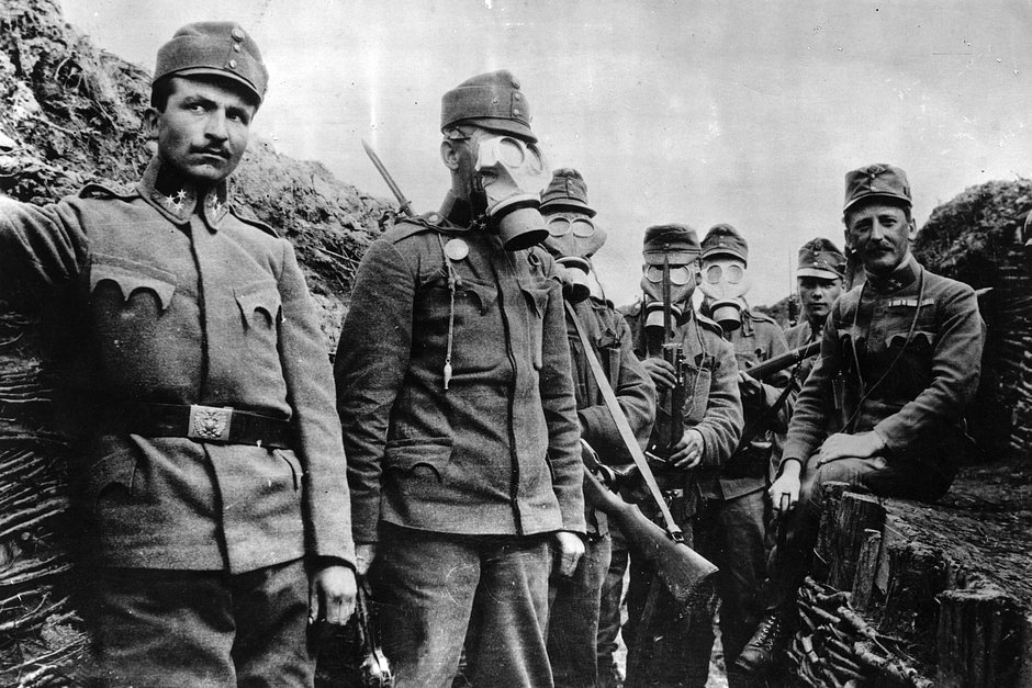 Австрийские солдаты демонстрируют свои противогазы, 1916 год