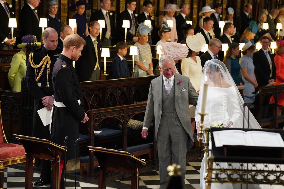 Принц Чарльз ведет Меган Маркл к алтарю на ее свадьбе в 2018 году