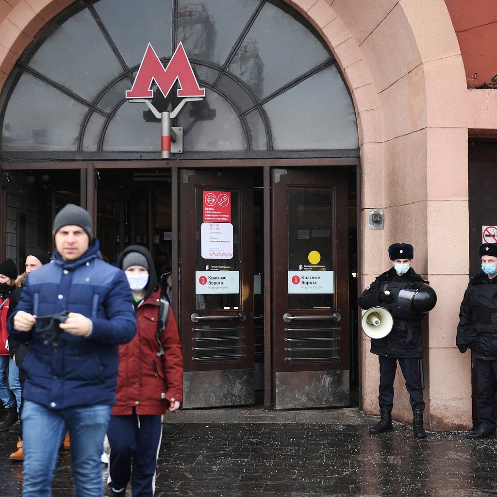 Скажите метро. Пикет в метрополитене. Метро Москвы сейчас. Митинг метро. Центральные станции метро в Москве.