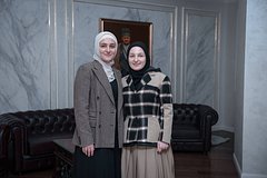 Айшат и Хадижат Кадыровы
