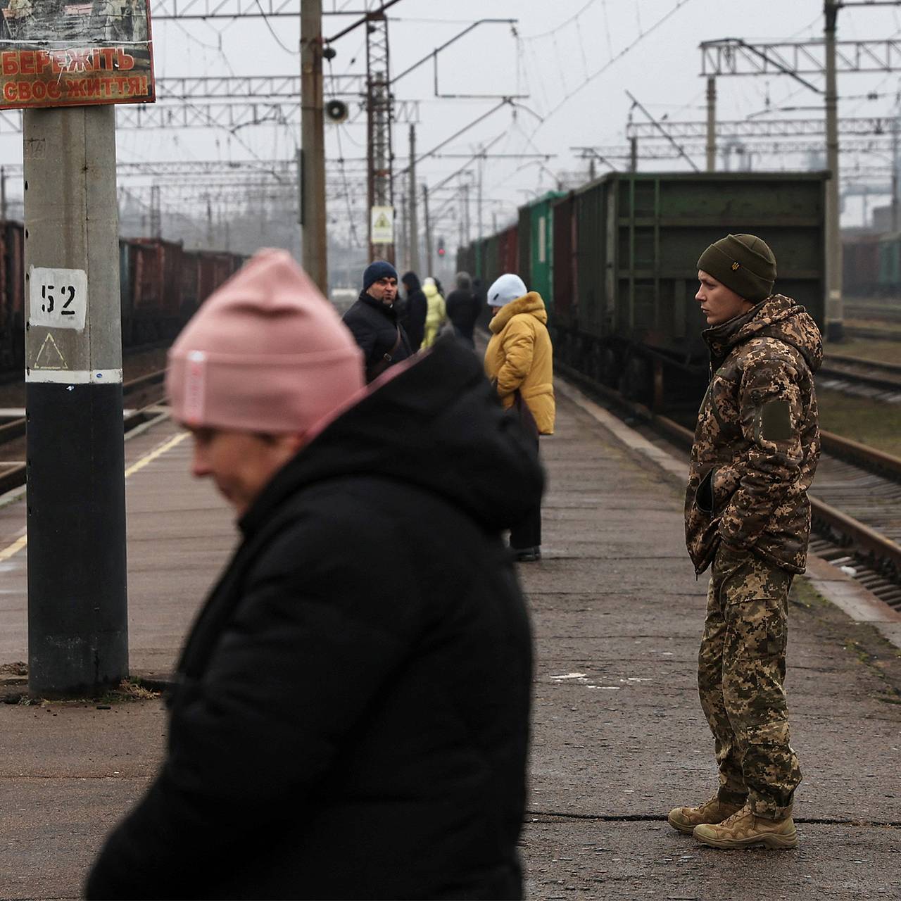 Задержка движения поездов. Поезд задерживается. Задержка поезда. Украинские поезда ужас. На Украине нарушено движение поездов.