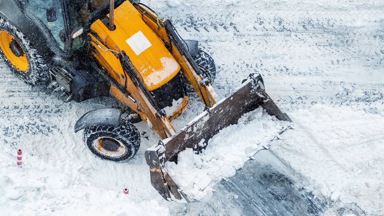 В российском городе снегоуборочная машина засыпала ребенка: Происшествия:  Россия: Lenta.ru