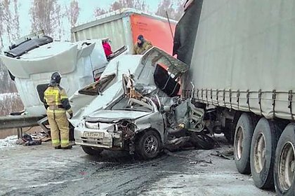 Россиянин погиб в раздавленной двумя фурами машине