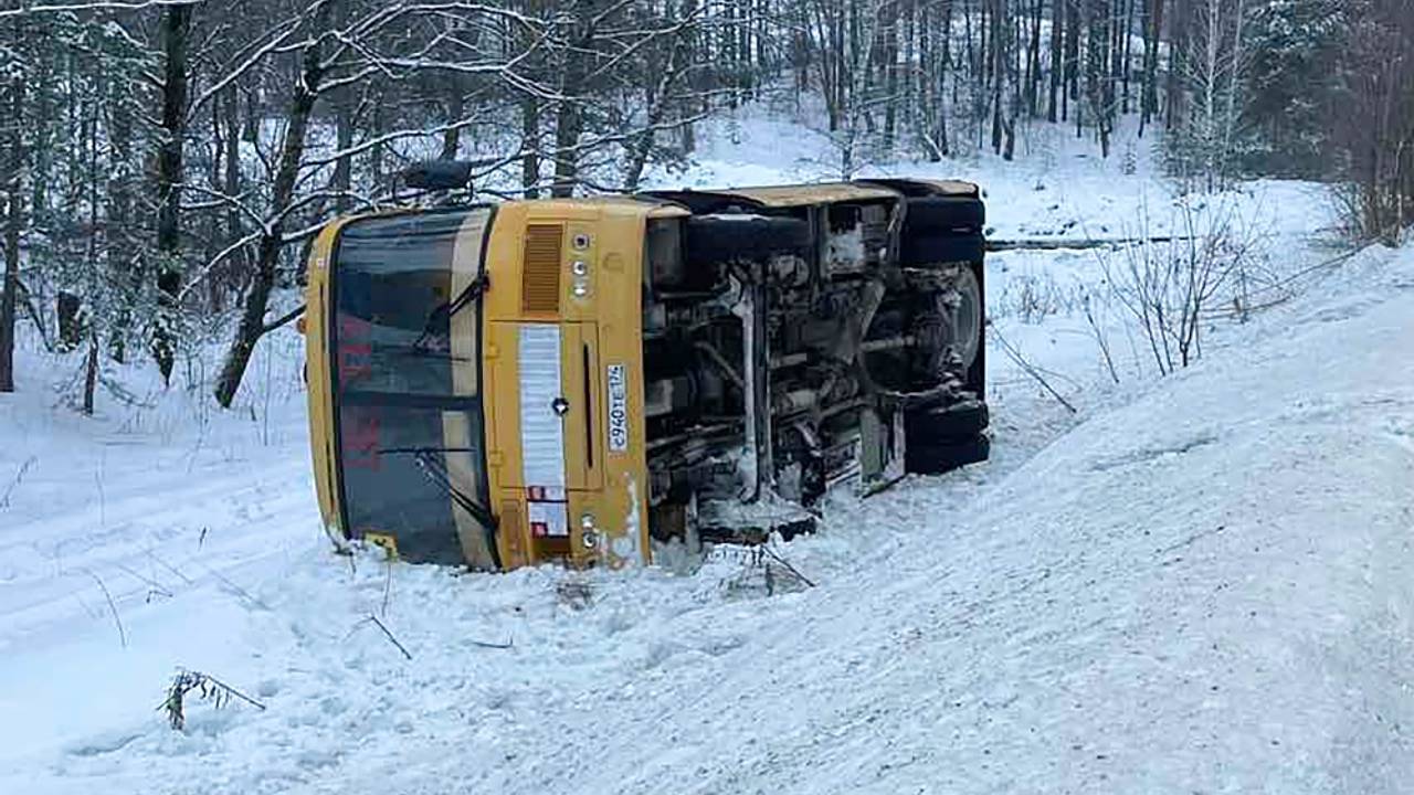 На российской дороге перевернулся школьный автобус: Общество: Россия:  Lenta.ru