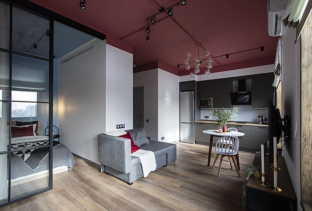 Апартаменты с потолком цвета спелых ягод — эффектный ход при небольших затратах на ремонт