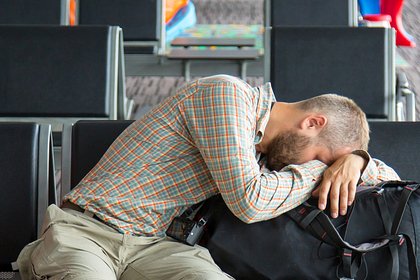 Забавная идея пассажира выспаться в аэропорту между рейсами вызвала споры в сети