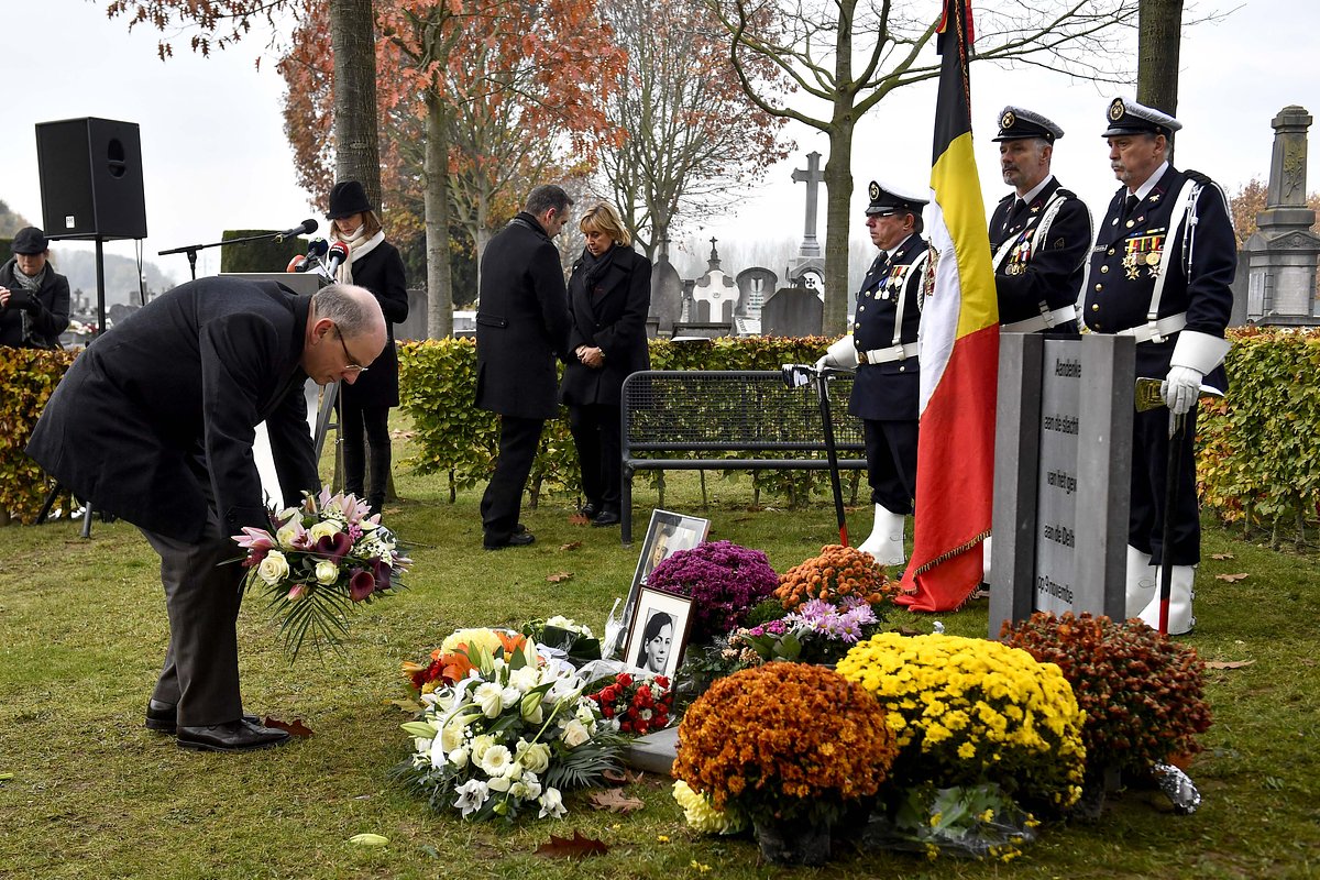 The Keeper of the Seals lays flowers at the memorial to the victims of the Brabant assassins